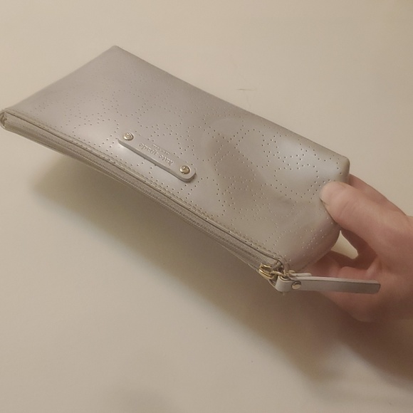 Kate Spade Little Shiloh Metro Spade Case. - Picture 13 of 13